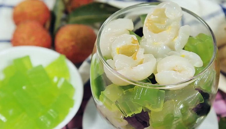 Tiếp đến là đặt vào ngăn mát trong tủ lạnh, đợi đông rồi lấy ra cắt hạt lựu. Trộn chung trái vải với rau câu, cho vào tủ lạnh rồi ăn mát vừa. Khi ăn món chè vải rau câu này, hạnh nhân sẽ giúp rau câu thơm hơn. Nước dừa đã ngọt sẵn nên không cần cho nhiều đường. Nếu thích có thể thêm vào chè nhiều loại trái cây khác tùy ý hoặc một số thách làm sẵn. Ảnh: Internet. Video "Chế biến món ngon từ nấm đông cô". Nguồn: VTC.