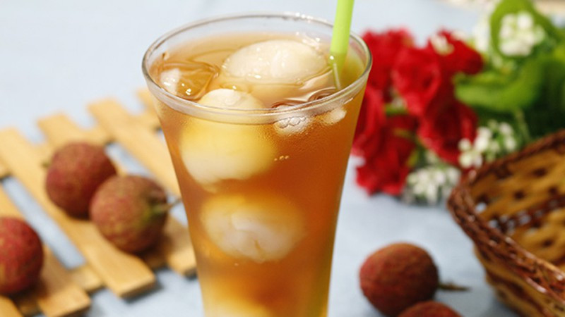 Nước vải thiều chanh tươi là món ngon từ quả vải giúp giải nhiệt ngày hè cực hấp dẫn. Nguyên liệu: Vải thiều: 15-20 trái, chanh tươi: 1 trái, nước đun sôi để nguội, đường (nếu muốn uống ngọt), một ít đá lạnh.