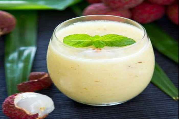 Sinh tố vải thiều: Đây là món ăn từ quả vải vừa có tác dụng giải nhiệt vừa đẹp da. Nguyên liệu: 20 quả vải thiều; 1/3 quả chanh tây hoặc chanh ta, 1 thìa đường (tăng/giảm tùy thích) và vài ba hạt muối.