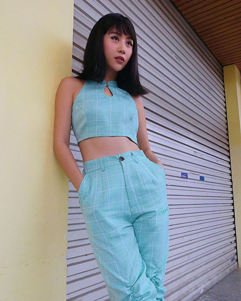Quỳnh Anh Shyn cũng chuộng mốt crop top kết hợp cùng quần ống rộng nhằm khoe eo thon và tăng độ dài đôi chân. Ảnh: FB. Video "Minh Hằng chia sẻ về phong cách thời trang". Nguồn: VTC.