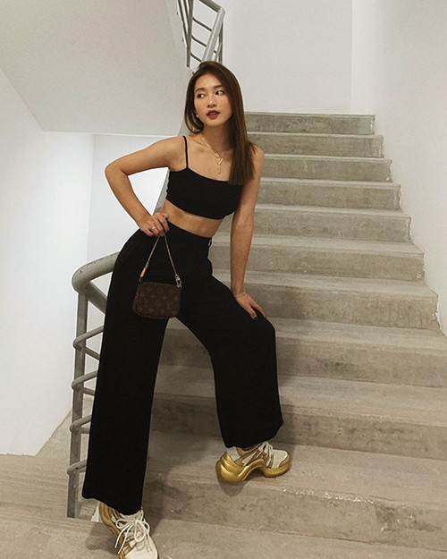 Khả Ngân mix giầy thể thao cùng quần ống suông rất hợp với cô nàng yêu phong cách năng động.