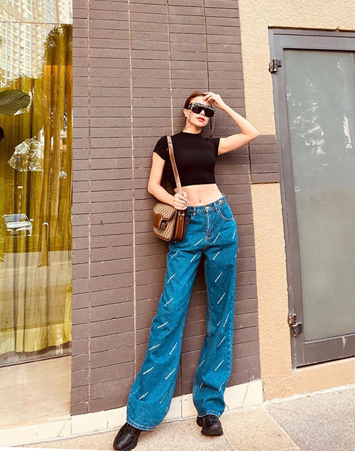 Áo crop-top chất liệu thun, kiểu dáng bó sát là trang phục được Trà Ngọc Hằng và nhiều sao Việt yêu thích ở mùa hè năm nay.