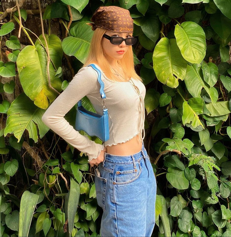 Sở hữu vóc dáng thanh mảnh, gợi cảm, Thiều Bảo Trâm thường xuyên mặc crop top hoặc áo hai dây, để lộ vòng eo thon gọn và làn da trắng.