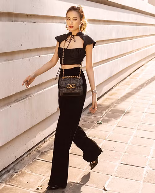 Hoàng Thuỳ Linh mặc một set đồ hở eo khoe vòng hai gợi cảm,