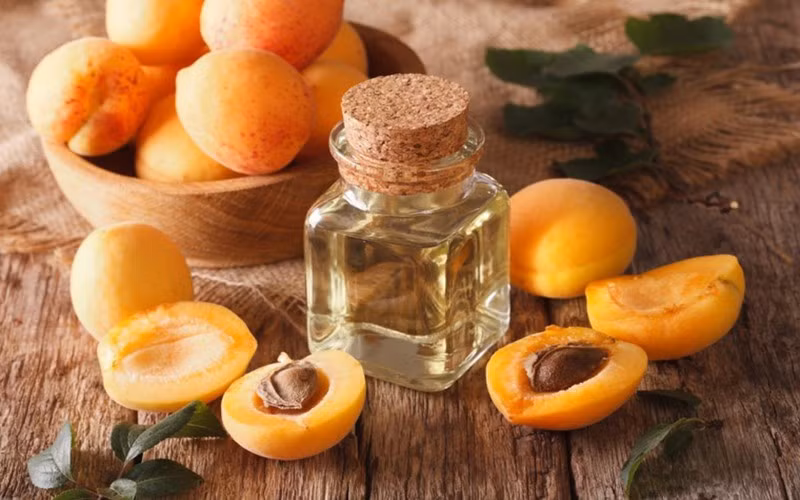 Tinh dầu mơ: Giàu axit gamma linolenic - một loại acid béo được khuyên dùng để tái tạo tế bào da. Tinh dầu mơ còn chứa nhiều vitamin A và E có tác dụng chống lão hóa, ngăn cản các gốc tự do gây hại và thúc đẩy tổng hợp collagen.