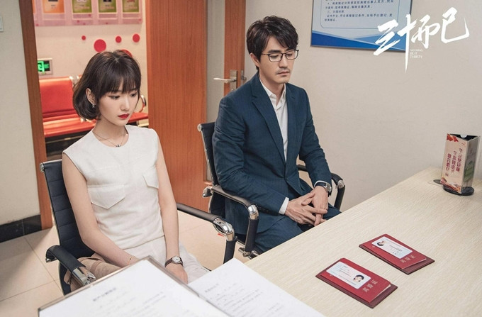 Vóc dáng nhỏ nhắn cùng gương mặt tươi tắn, trẻ trung giúp Mao Hiểu Đồng thể hiện tròn vai cô nàng trẻ con Chung Hiểu Cần.