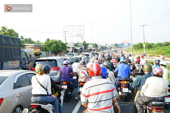 Người dân di chuyển chậm rãi để về Đồng Nai, Vũng Tàu. Nhiều người dân cũng mệt mỏi vì kẹt xe kéo dài.