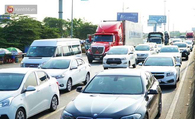 Đường dẫn vào cao tốc TP.HCM - Trung Lương ô tô xếp hàng nối đuôi nhau.