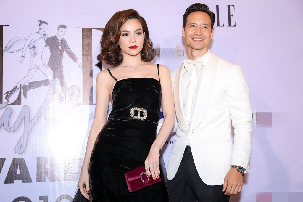 Chẳng cần phải diện đồ giống hệt nhau, Hồ Ngọc Hà, Kim Lý vẫn thể hiện được gu thời trang tương đồng qua những trang phục có màu sắc hài hòa, ăn ý.