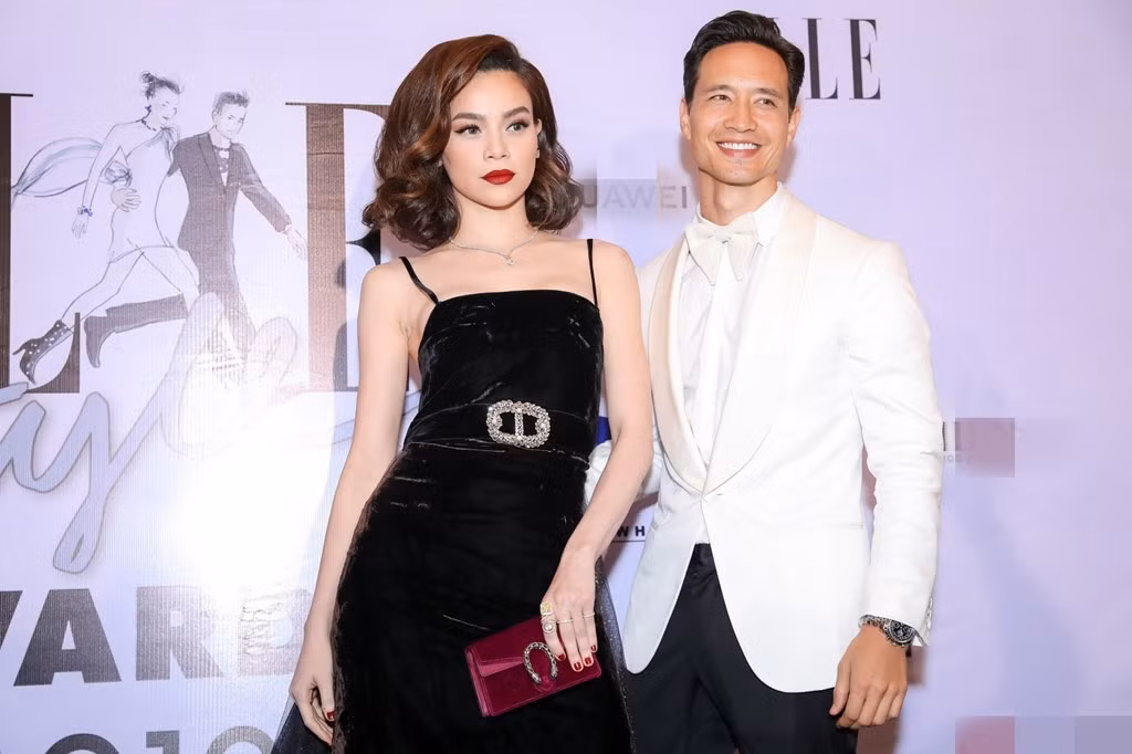 Chẳng cần phải diện đồ giống hệt nhau, Hồ Ngọc Hà, Kim Lý vẫn thể hiện được gu thời trang tương đồng qua những trang phục có màu sắc hài hòa, ăn ý.