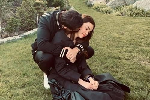 Trong những chuyến du lịch cùng nhau, Hà Hồ và Kim Lý thường xuyên mặc đồ ton sur ton cực ăn ý.