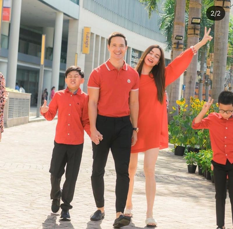 Ngoài những trang phục tương phản về màu sắc, Hà Hồ và Kim Lý còn khá tích cực diện trang phục ton sur ton.