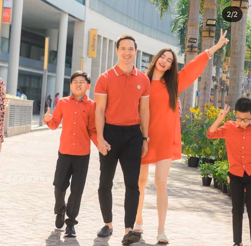 Ngoài những trang phục tương phản về màu sắc, Hà Hồ và Kim Lý còn khá tích cực diện trang phục ton sur ton.