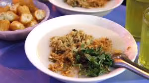 Cháo trai: Ngoài cháo sườn, cháo trai cũng là một món cháo cực ngon đáng để thưởng thức của người Hà Nội. Cháo trai, cháo sườn có thể ăn kèm quẩy hoặc ruốc thịt.