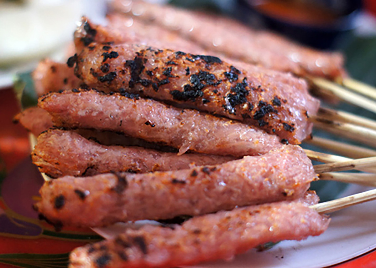 Những chiếc nem chua được nướng trên những bếp than đỏ lửa hay được chiên ngập trong chảo dầu sôi sục luôn khiến người ta suýt xoa trong ngày mưa.