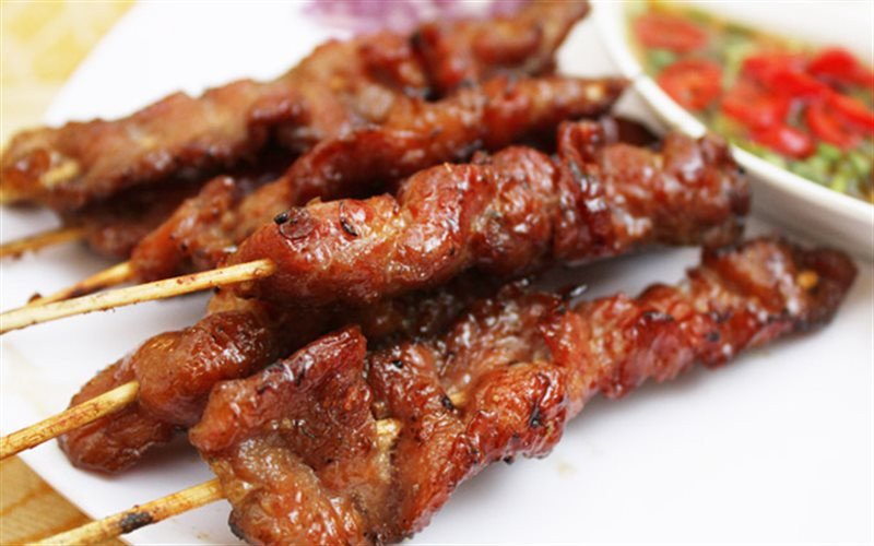 Thịt xiên nướng: Những quán thịt xiên nướng than hoa thơm lừng, xuất hiện như đốm lửa nhỏ nơi góc phố thủ đô trong những ngày xầm xì mưa rét. Đây là món ăn khoái khẩu của nhiều người, đặc biệt là giới trẻ và thường được thưởng thức vào giờ chiều.