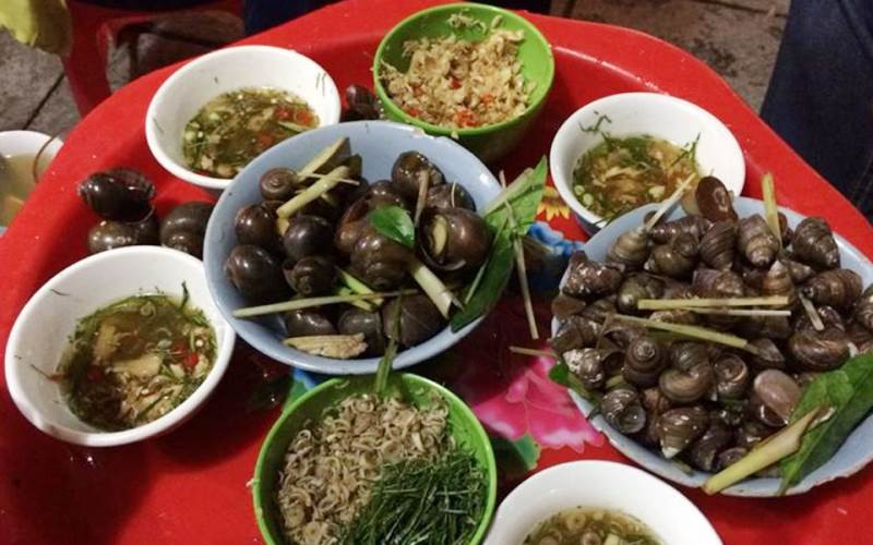 Ốc nóng: Chẳng có gì tuyệt hơn trong đêm lạnh bằng việc thưởng thức bát ốc luộc nóng hổi cùng đủ vị nước chấm chua, cay, mặn, ngọt như ốc luộc lá chanh, ốc xào me, ốc xào me,… Ốc Hà Nội có rất nhiều quán ngon và thật không khó để tìm được một địa điểm như ý.