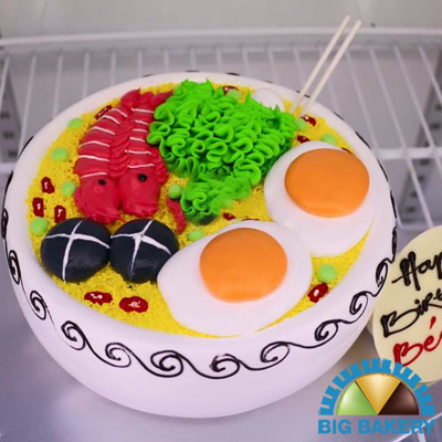 Tạo hình tô mì tôm được làm tỉ mỉ từ kem tươi với màu sắc đa dạng.