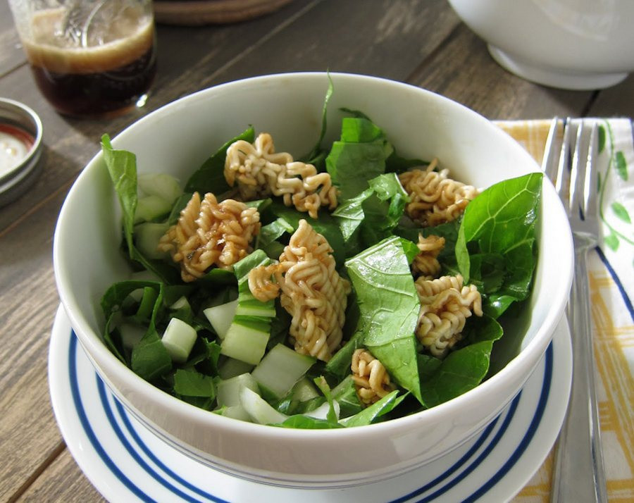 Salad mì tôm: Bên cạnh nhiều thành phần quen thuộc như bắp cải, xà lách, cà rốt... người nội trợ có thể cách điệu salad với với mì tôm. Sau khi cắt nhỏ, nguyên liệu sẽ được trộn lẫn các loại rau củ theo ý thích. Cuối cùng, thêm sốt mayonnaise hay dầu giấm để giúp món ăn thêm đậm đà.