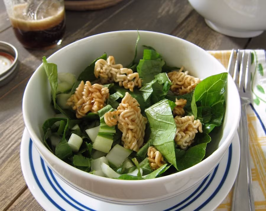 Salad mì tôm: Bên cạnh nhiều thành phần quen thuộc như bắp cải, xà lách, cà rốt... người nội trợ có thể cách điệu salad với với mì tôm. Sau khi cắt nhỏ, nguyên liệu sẽ được trộn lẫn các loại rau củ theo ý thích. Cuối cùng, thêm sốt mayonnaise hay dầu giấm để giúp món ăn thêm đậm đà.