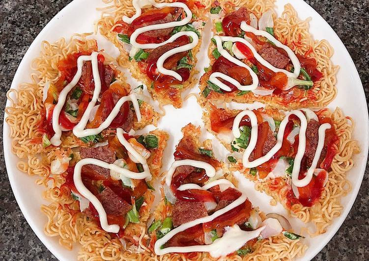 Món pizza mỳ tôm được chế biến với nguyên liệu chính là mỳ, trứng gà, phô mai, và các loại rau quả như hành lá, ớt chuông... Đây là một trong những cách ăn mỳ tôm mà ít ai có thể tưởng tượng.
