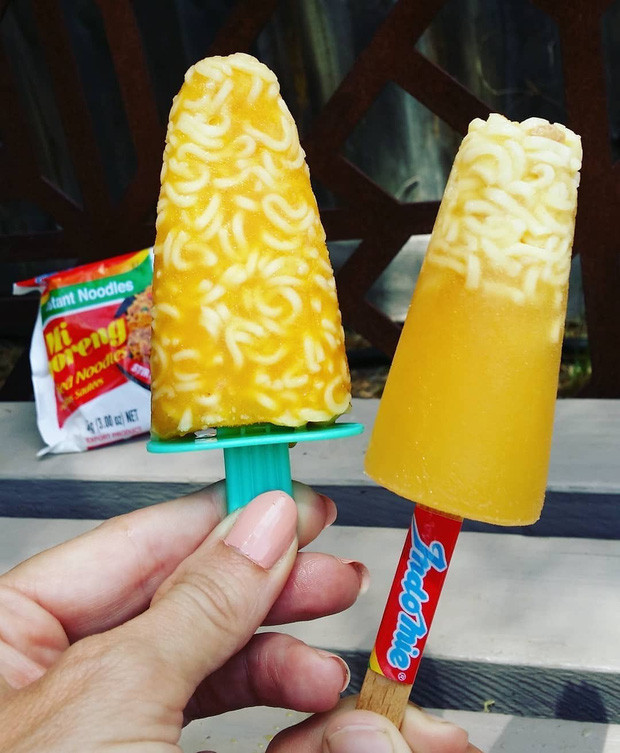 Để làm đồ ăn vặt cho con nhỏ, người mẹ đã thử làm món kem mì tôm và đăng tải lên mạng xã hội.