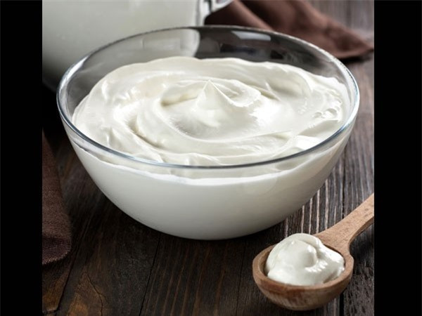 Sữa chua: Ngoài việc hỗ trợ tiêu hóa tốt thức ăn, sữa chua cũng ngăn ngừa chứng viêm tụy hiệu quả. Cũng chính nhờ hệ tiêu hóa được hoạt động “trơn tru” mà căn bệnh ung thư tụy sẽ không còn tới “ghé thăm” bạn nữa.