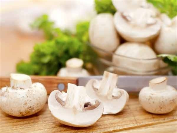 Nấm vốn được coi là phương thuốc chữa được nhiều bệnh, trong đó có hỗ trợ điều trị bệnh viêm tụy và ức chế sự phát triển của các tế bào ung thư. Ngoài ra, thực phẩm này cũng rất hữu ích trong việc tăng tính hiệu quả cho người đang phải hóa trị liệu.