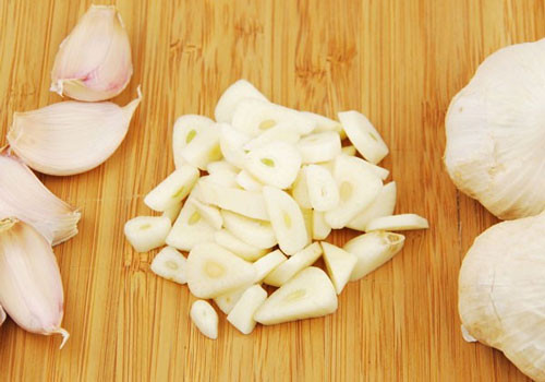 Tỏi chứa chất chống oxy hóa cực mạnh kèm theo flavonoid, selen và arginine có lợi cho sức khỏe. Thuộc tính kháng độc cao có trong tỏi được chứng minh tác dụng ngăn ngừa ung thư tuyến tụy hiệu quả.