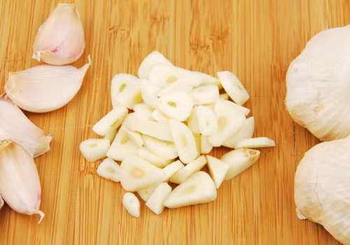 Tỏi chứa chất chống oxy hóa cực mạnh kèm theo flavonoid, selen và arginine có lợi cho sức khỏe. Thuộc tính kháng độc cao có trong tỏi được chứng minh tác dụng ngăn ngừa ung thư tuyến tụy hiệu quả.