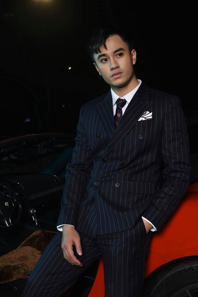 Khác với vẻ quê mùa trong phim, Quang Trọng ngoài đời sở hữu gu ăn mặc lịch lãm, chỉnh chu và hiện đại.