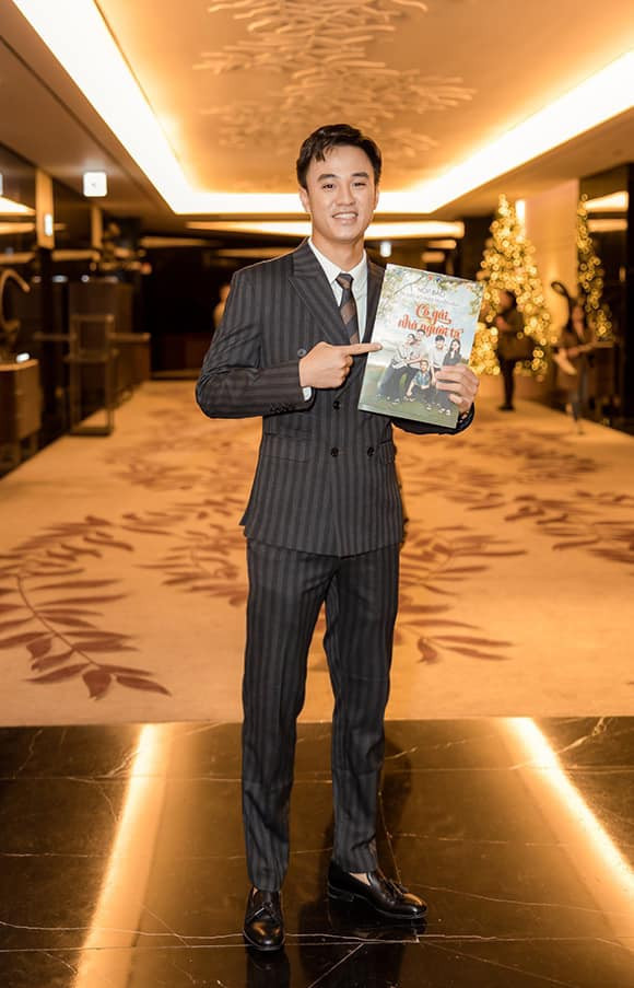 Nam diễn viên "Cô gái nhà người ta" trông cực bảnh bao khi diện bộ vest kẻ sọc.