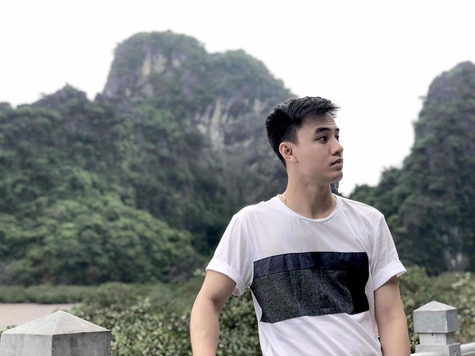 Anh chàng chỉ cần diện áo phông trắng giản đơn là đã đủ khiến chị em "bấn loạn.