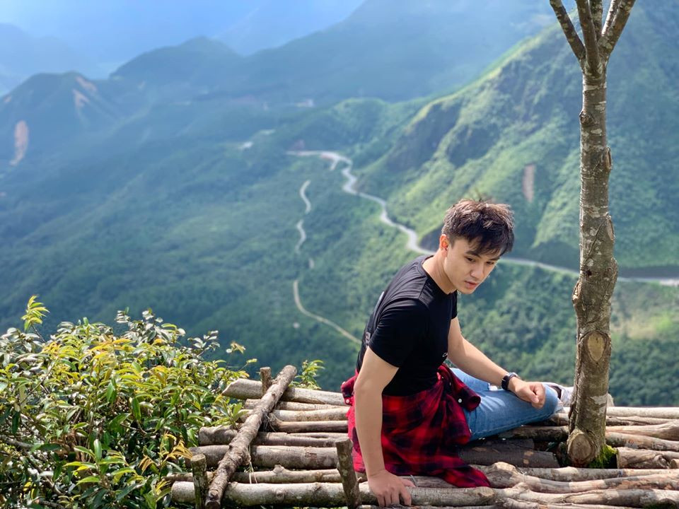 Áo phông mix với jean rách gối và buộc áo sơ mi kẻ làm điểm nhấn cho set đồ năng động.