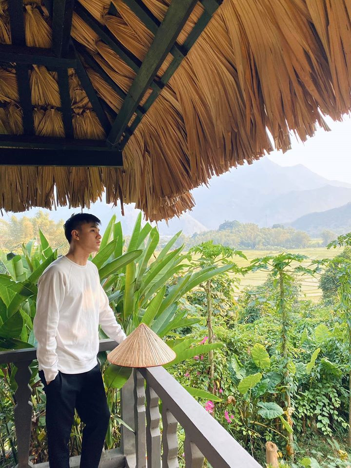 Nhờ vóc dáng cao ráo nên Quang Trọng lên đồ khá thời trang.