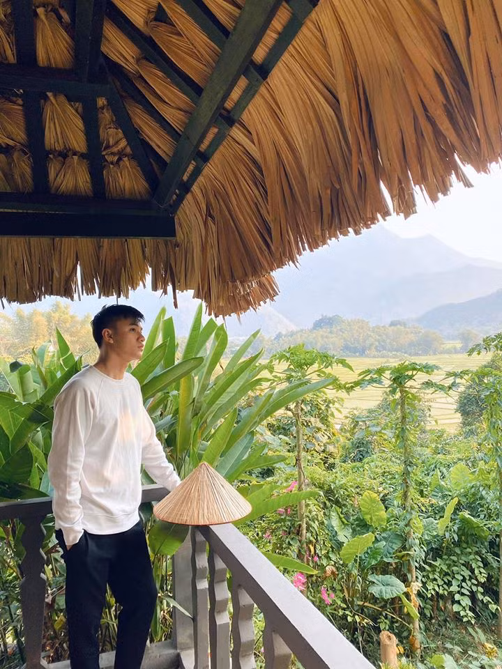 Nhờ vóc dáng cao ráo nên Quang Trọng lên đồ khá thời trang.