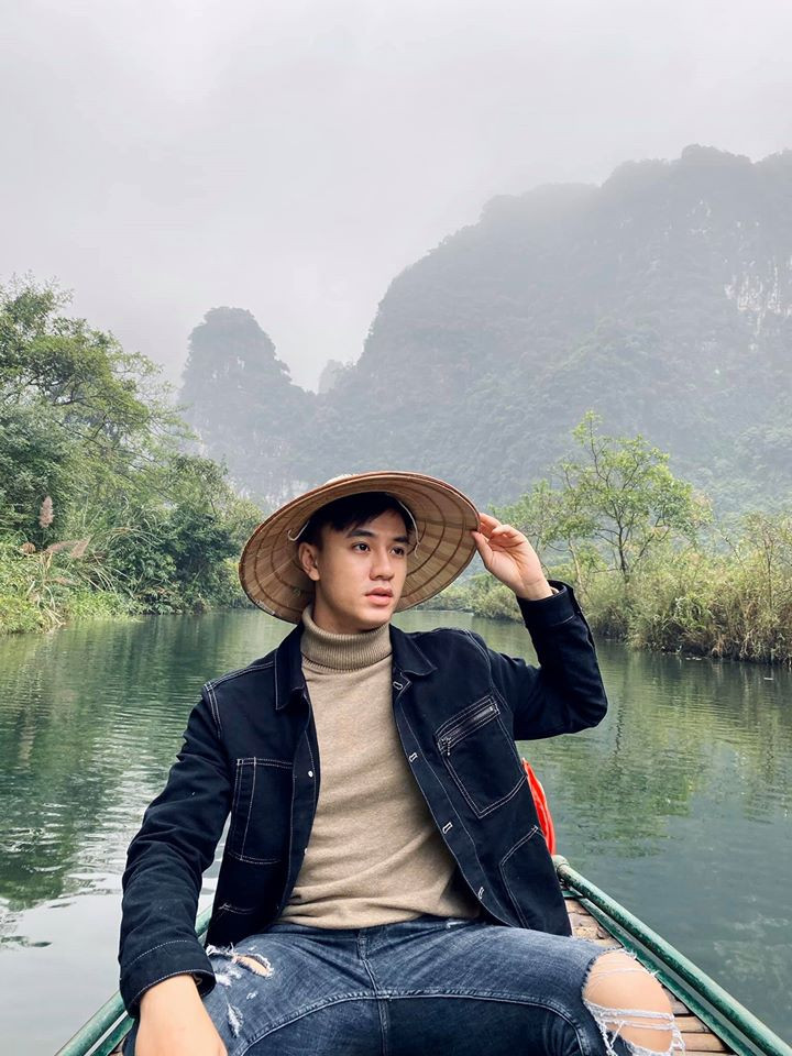 Khi đi du lịch, anh chàng này chuộng phong cách thời trang cá tính, trẻ trung.