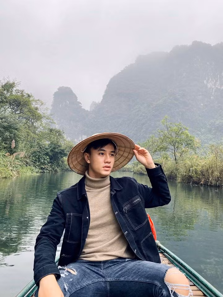 Khi đi du lịch, anh chàng này chuộng phong cách thời trang cá tính, trẻ trung.