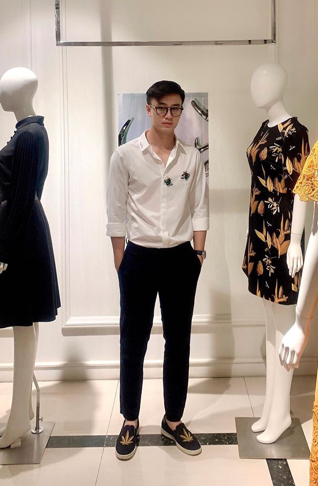 Quang Trọng diện áo sơ mi trắng điển trai không kém các mỹ nam xứ Hàn.