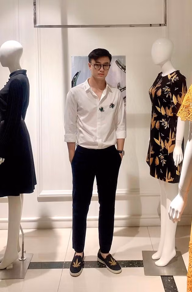 Quang Trọng diện áo sơ mi trắng điển trai không kém các mỹ nam xứ Hàn.