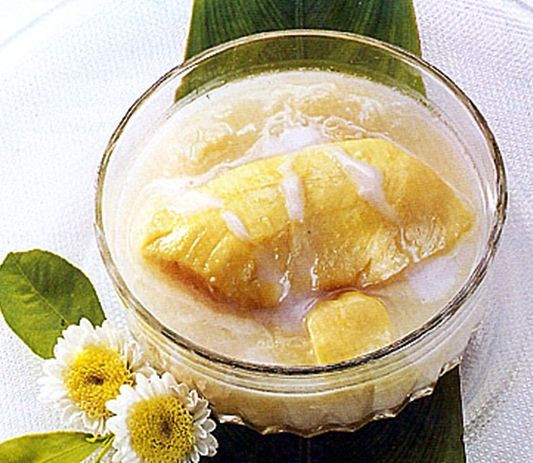 Ở Thái có rất nhiều món ngon được chế biến từ sầu riêng, trong đó, phổ biến và được lòng thực khách nhất là chè sầu riêng sữa dừa cùng với cơm nếp. Mùi vị sầu riêng trong món chè này khiến nhiều thực khách e ngại không muốn thử. Ảnh: Internet. Mời độc giả theo dõi Video "Các thực phẩm chống độc siêu hạng". Nguồn: VTC.