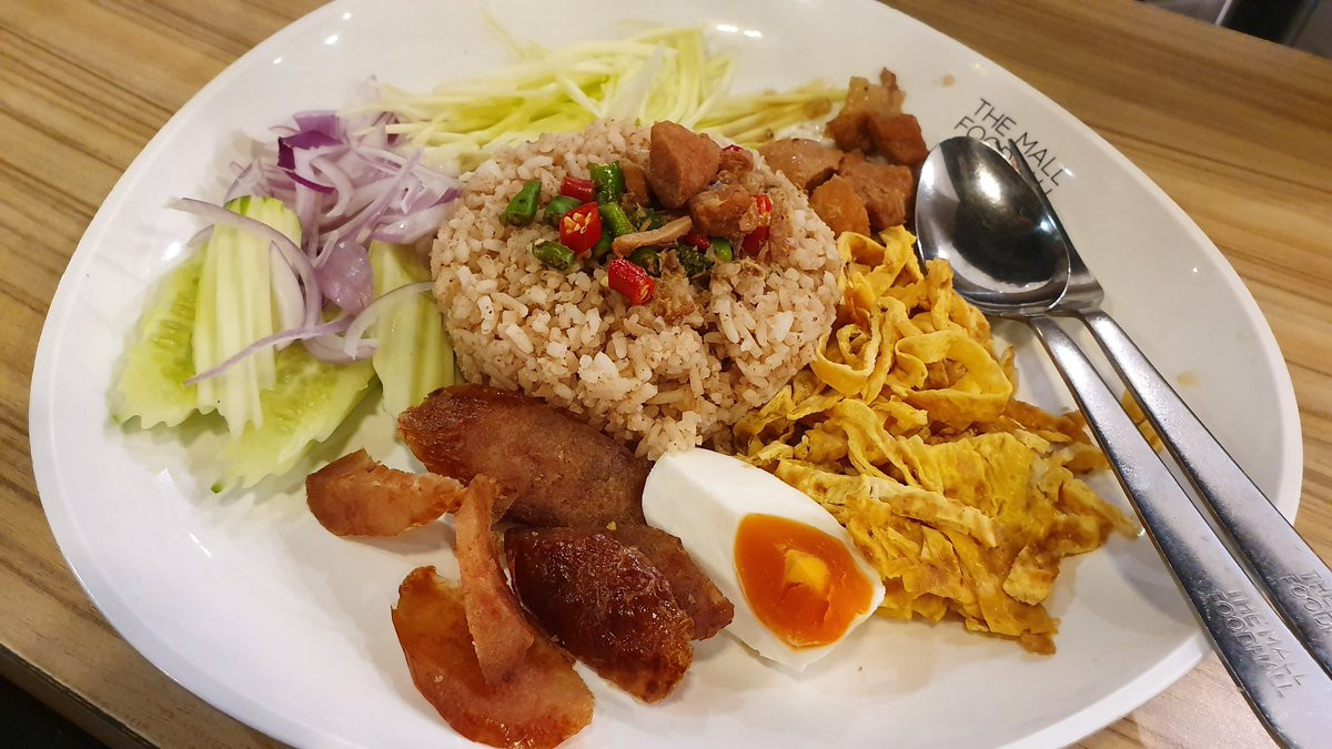 Cơm trộn tôm Kao Klook Gapi: Đây cũng là một trong những món ăn “nặng mùi” nổi tiếng của Thái Lan. Kao Klook Gapi đơn giản mang nghĩa cơm trộn tôm: Kao là gạo, klook là hỗn hợp và gapi là tôm. Người Thái thường ăn món này kèm với cá thu chiên, hay cha-om, trứng tráng và rau.