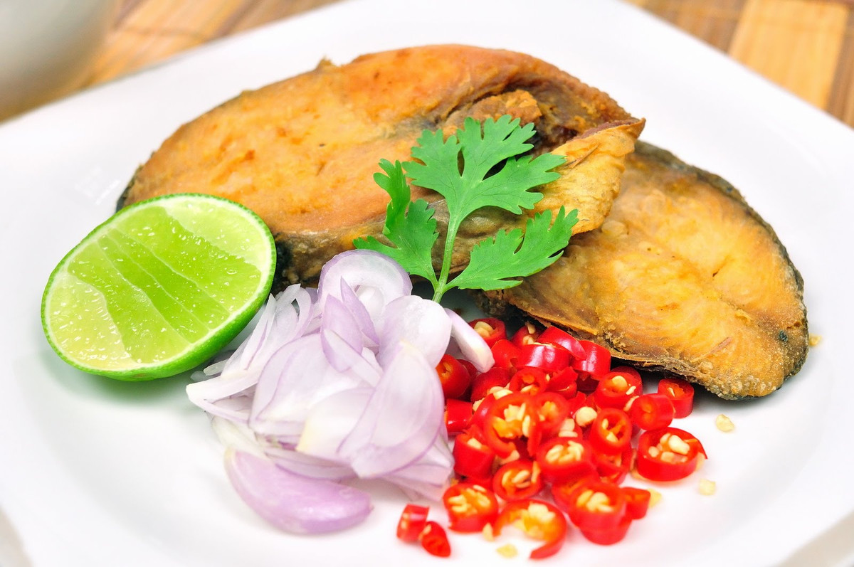 Pla Kem thường được chế biến đơn giản với nước cốt chanh, nước mắm, hẹ tây và ớt đẻ ăn cùng cơm nóng. Pla Kem được làm từ cá nước mặn, nên bạn dễ dàng mua được ở các thị trấn ven biển của Thái Lan. Tuy nhiên, cũng chẳng khó khăn để tìm thấy món ăn này tại các thành phố lớn như Thủ đô Bangkok.