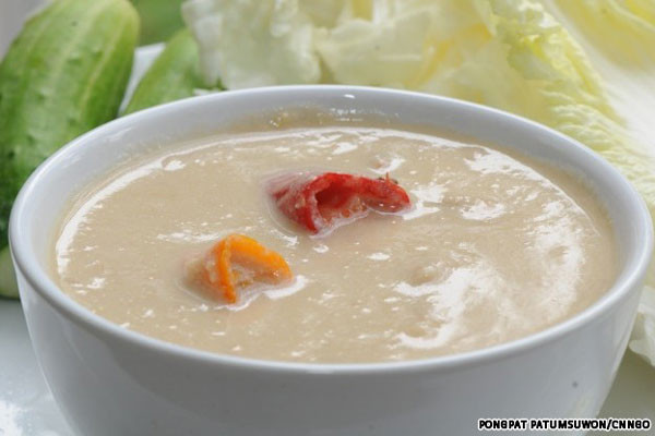 Nước chấm đậu nành Tao Jeow Lon: Đây là một loại nước chấm được làm từ đậu nành lên men nấu với nước dừa và ớt. Rất nhiều du khách nước ngoài đã phải bịt miệng ậm ọe vì mùi của món nước chấm này... chua như mùi em bé vừa chớ.