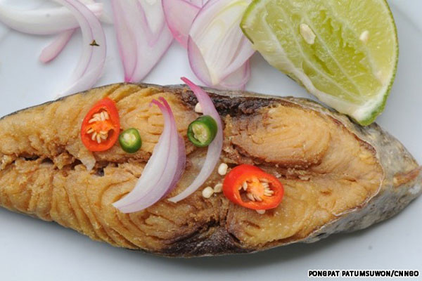 Cá muối phơi nắng Pla Kem: Đây xứng đáng đứng đầu những món ăn “nặng mùi” nhất của người Thái. Chỉ cần chạm vào cái chảo vừa dùng để chế biến Pla Kem, người ta cũng có thể “giật mình” vì cái mùi hôi đặc trưng của nó.