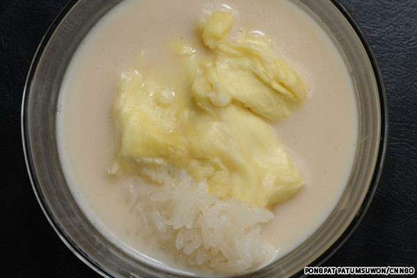 Chè sầu riêng Kao Neaw Durian: Sầu riêng là thứ quả rất nổi tiếng và phổ biến tại Thái Lan. Thứ quả này với người thích nó thì mùi vị thật tuyệt vời, còn ai đã không thích thì quả là một cơn ác mộng khi ngửi phải mùi của nó.