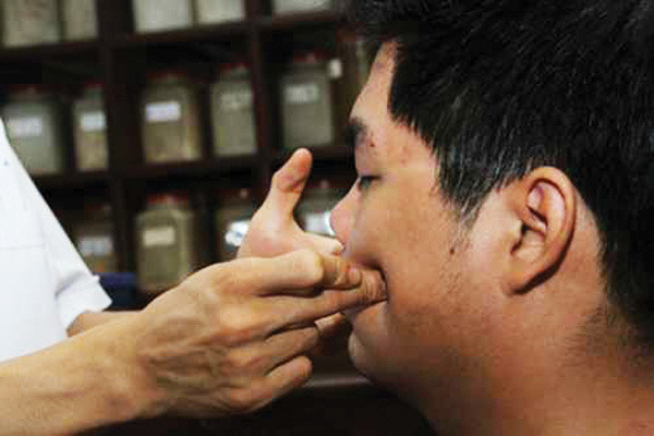 Liet nua mat do nam dieu hoa ca dem: Chuyen gia chi cach dung dung