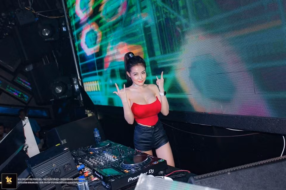 Từ khi mới nổi, cô nàng này cũng được biết đến với gu thời trang thiếu vải, sexy.