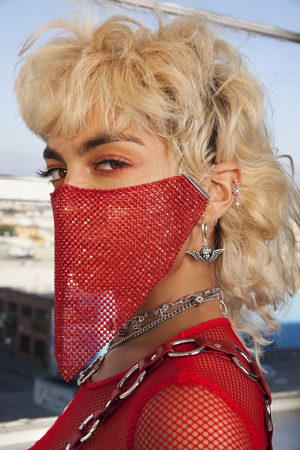 Một mẫu khẩu trang giống như phụ kiện thời trang được ra đời dựa trên ý tưởng của những nữ ninja Kunoichi Nhật Bản.