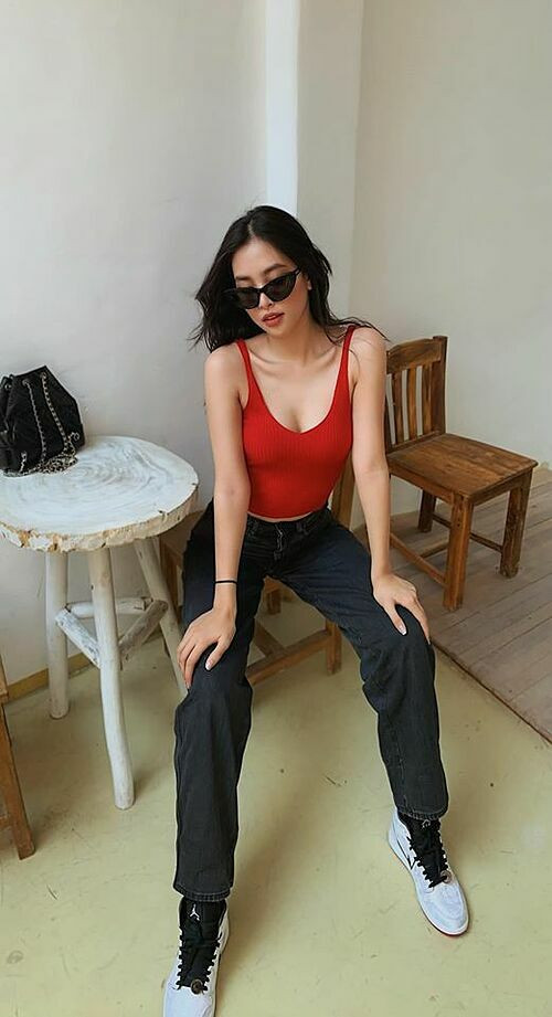 Hoa hậu Tiểu Vy ăn mặc cực kỳ gợi cảm và cá tính đi chơi ngày lễ.